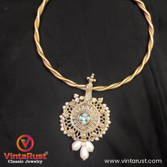 It is a handmade classic necklace is crafted in twisted rode style - Picture 4 of 6